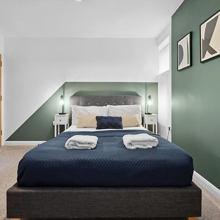 Corinium Lodge - Town Centre Apartment Сайърънсестър Екстериор снимка