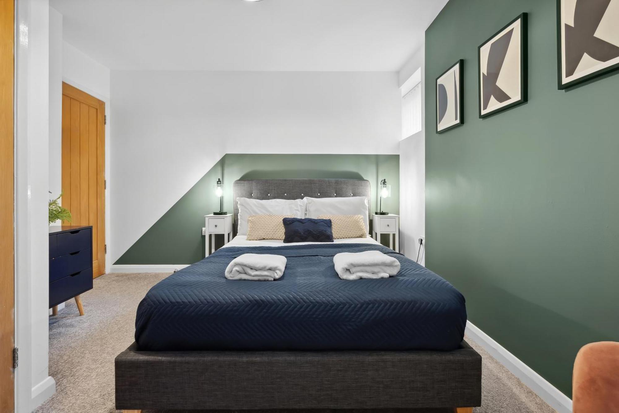 Corinium Lodge - Town Centre Apartment Сайърънсестър Екстериор снимка
