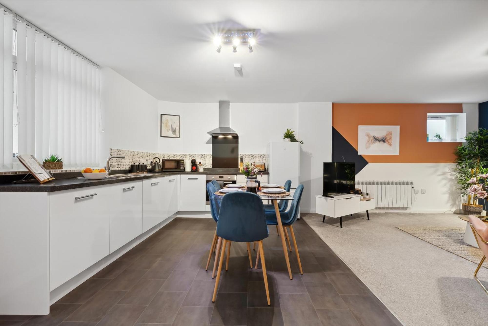 Corinium Lodge - Town Centre Apartment Сайърънсестър Екстериор снимка