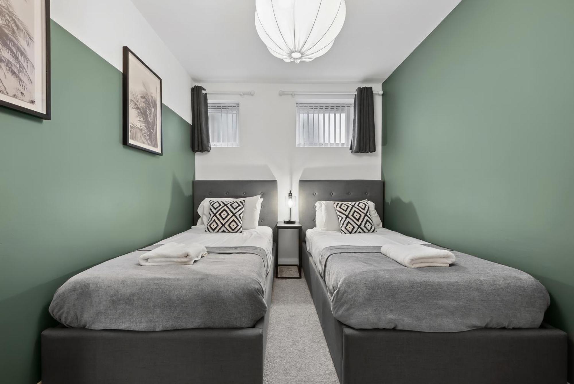 Corinium Lodge - Town Centre Apartment Сайърънсестър Екстериор снимка