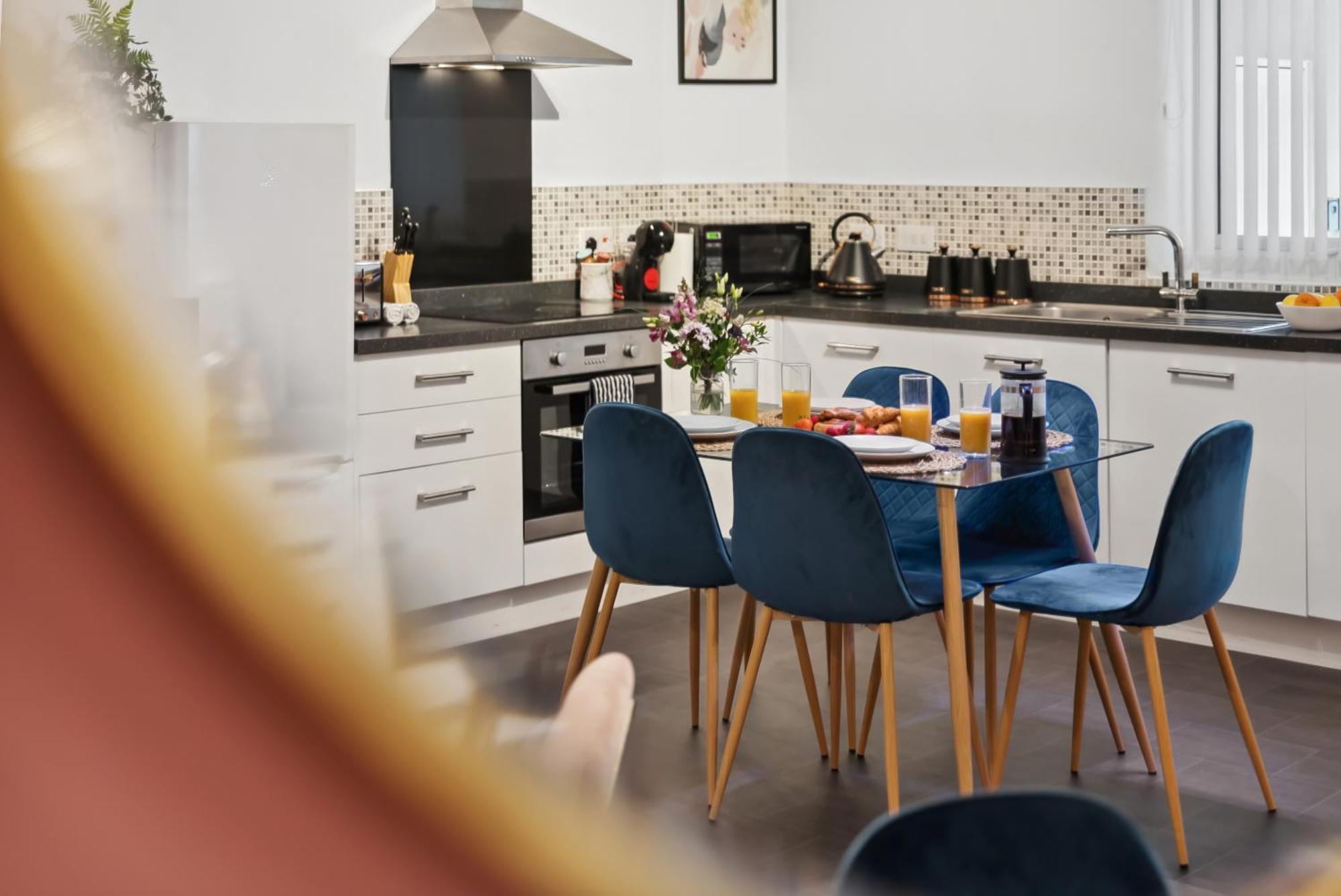 Corinium Lodge - Town Centre Apartment Сайърънсестър Екстериор снимка