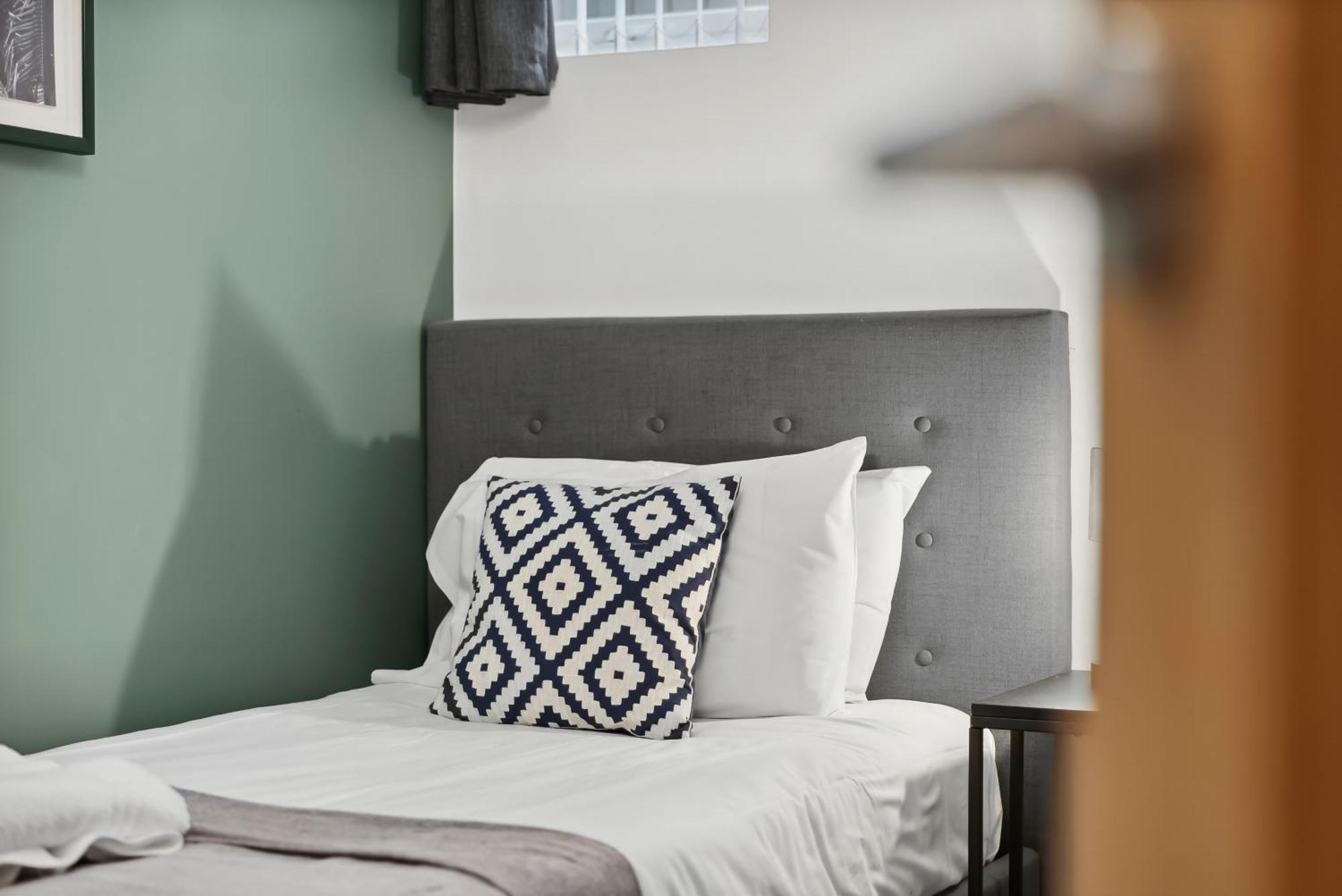 Corinium Lodge - Town Centre Apartment Сайърънсестър Екстериор снимка