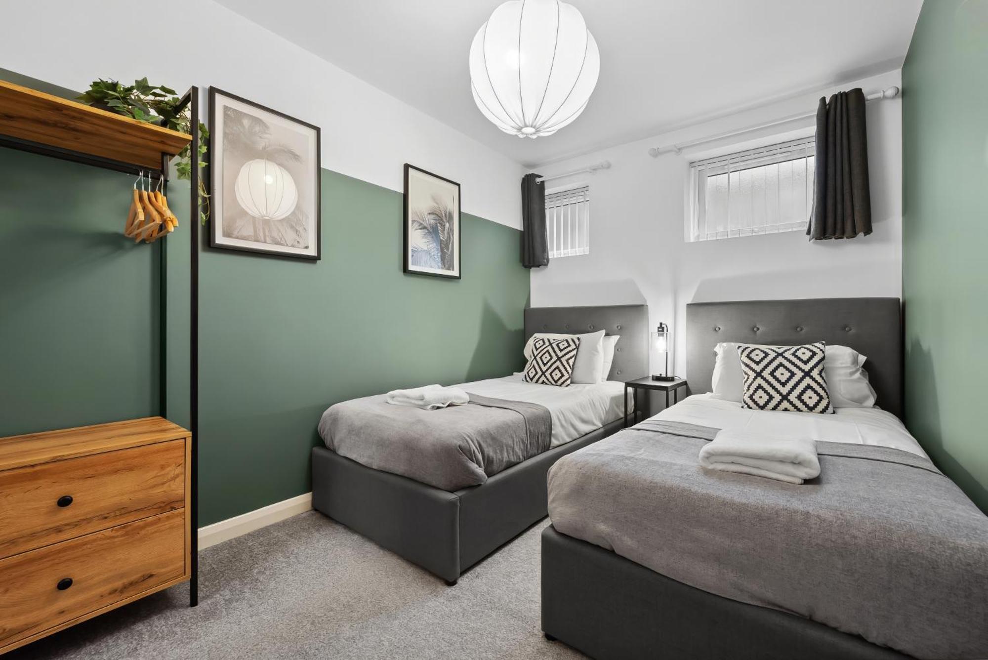 Corinium Lodge - Town Centre Apartment Сайърънсестър Екстериор снимка