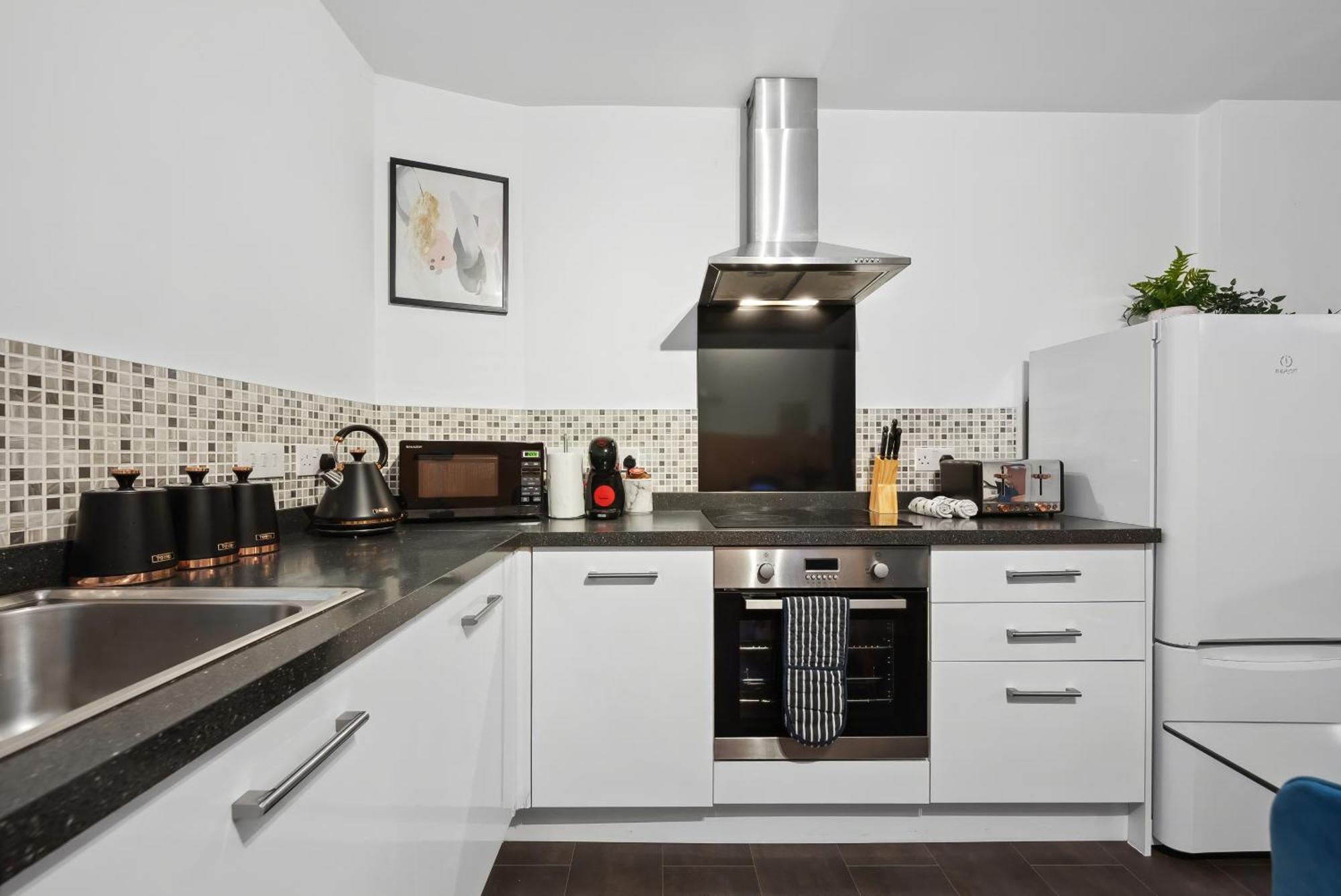 Corinium Lodge - Town Centre Apartment Сайърънсестър Екстериор снимка
