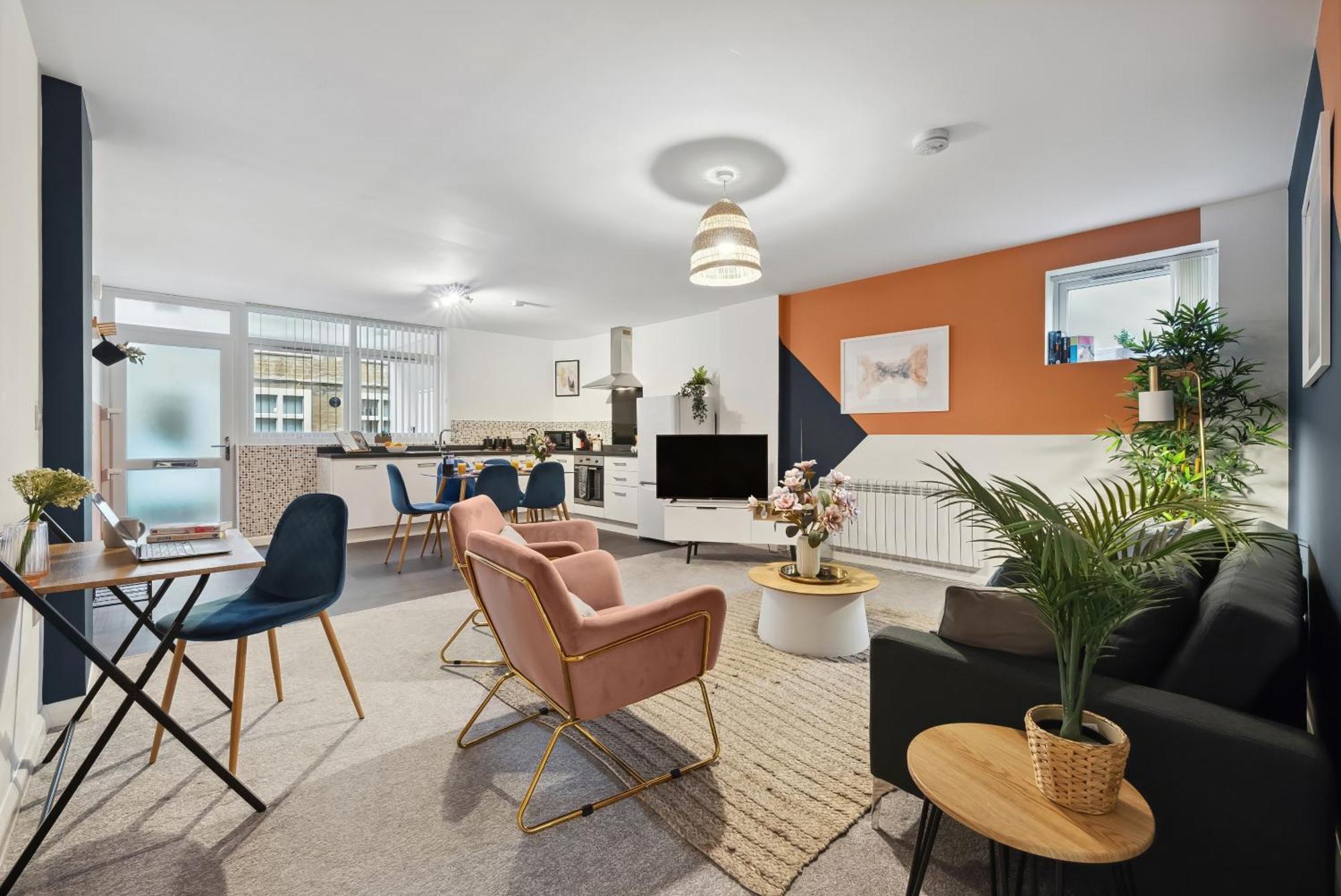 Corinium Lodge - Town Centre Apartment Сайърънсестър Екстериор снимка