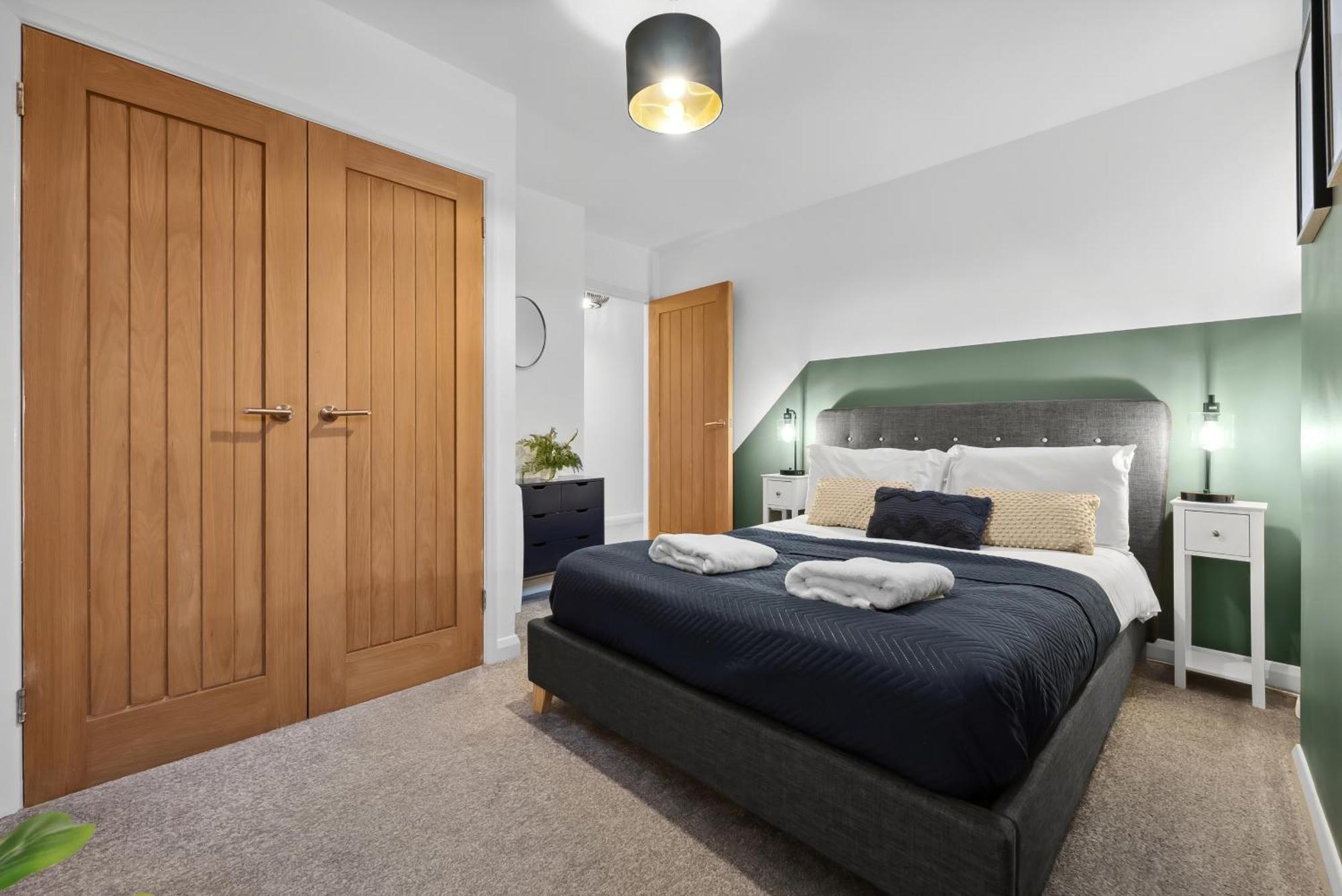 Corinium Lodge - Town Centre Apartment Сайърънсестър Екстериор снимка