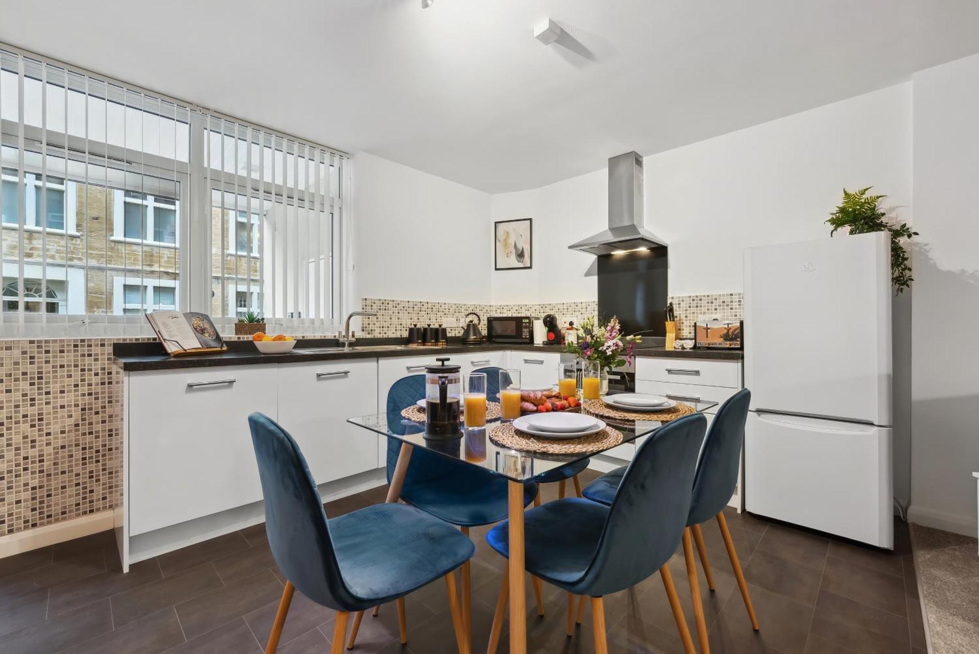 Corinium Lodge - Town Centre Apartment Сайърънсестър Екстериор снимка